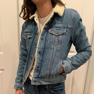 LIKE NEW Levi’s jean jacket